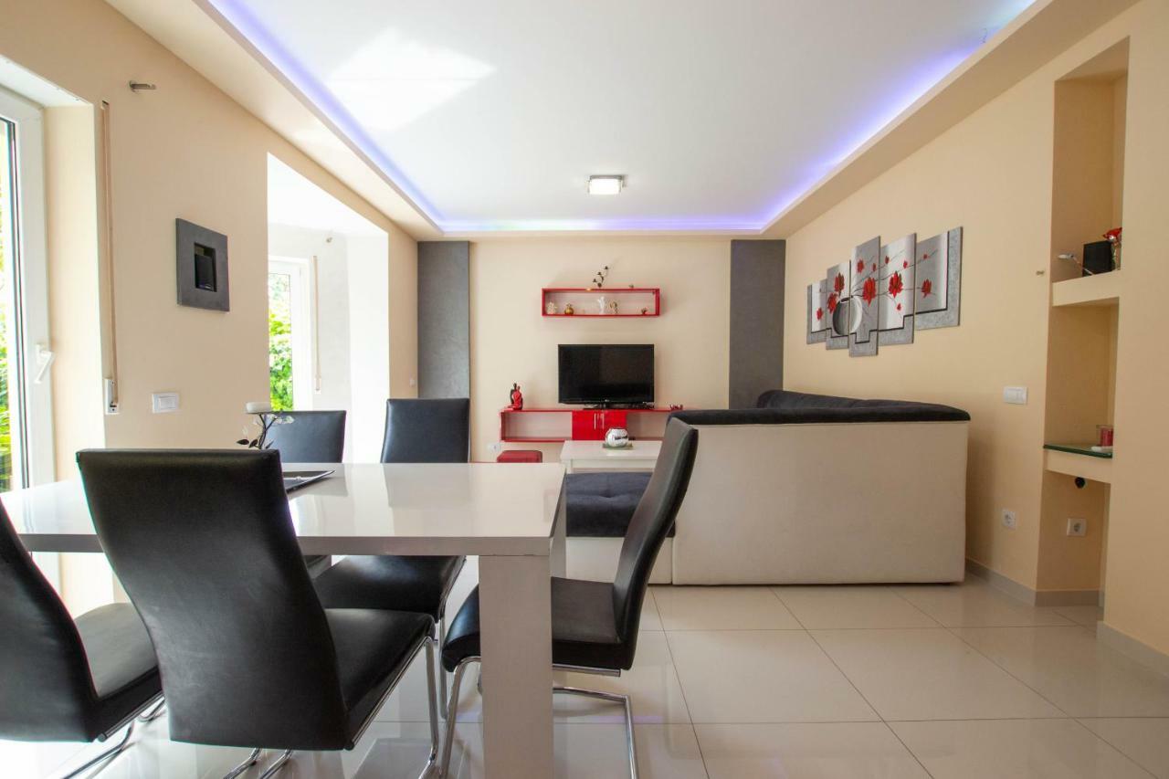Jela Apartment 7 พูลา ภายนอก รูปภาพ